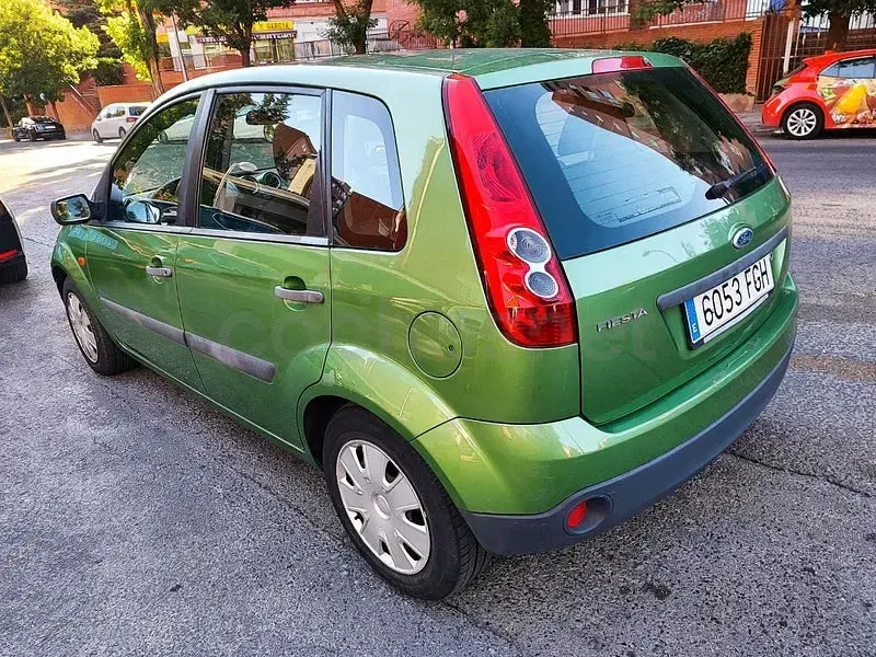 Usado Ford Fiesta Ambiente 68 CV (50 kW) 2006 Verde Utilitario