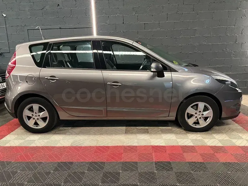 Usado Renault Scénic III Dynamique 130 CV (95 kW) 2012 Gris / plata Monovolumen