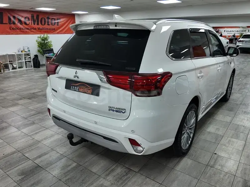 Usado Mitsubishi Outlander P-HEV 224 CV (164 kW) 2019 Blanco SUV