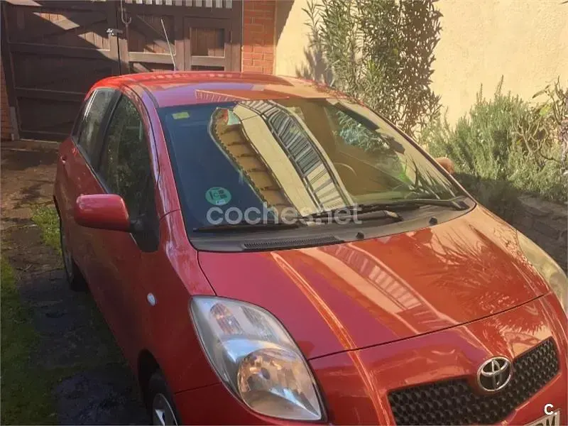 Usado Toyota Yaris 87 CV (63 kW) 2006 Granate Berlina