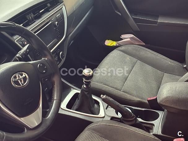 Usado Toyota Auris Active 90 CV (66 kW) 2014 Rojo Berlina