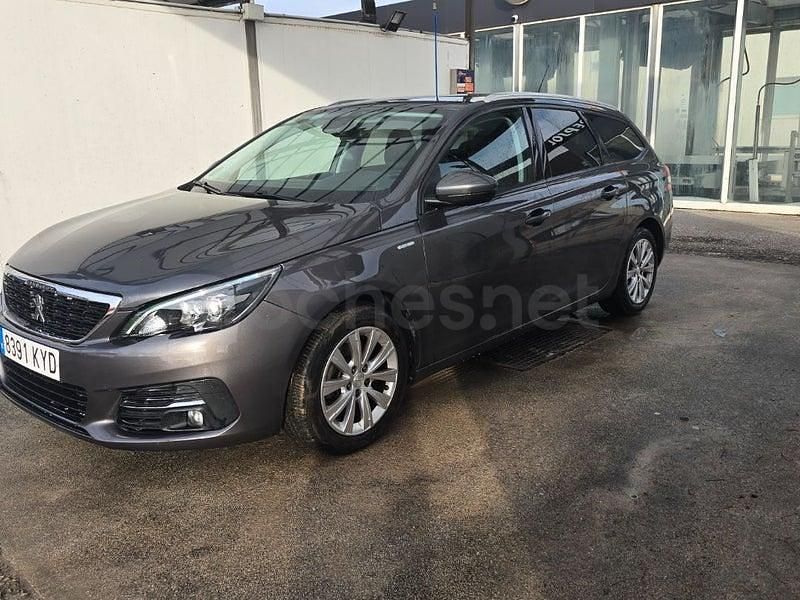 Usado Peugeot 308 SW Style 130 CV (95 kW) 2019 Gris / plata Familiar