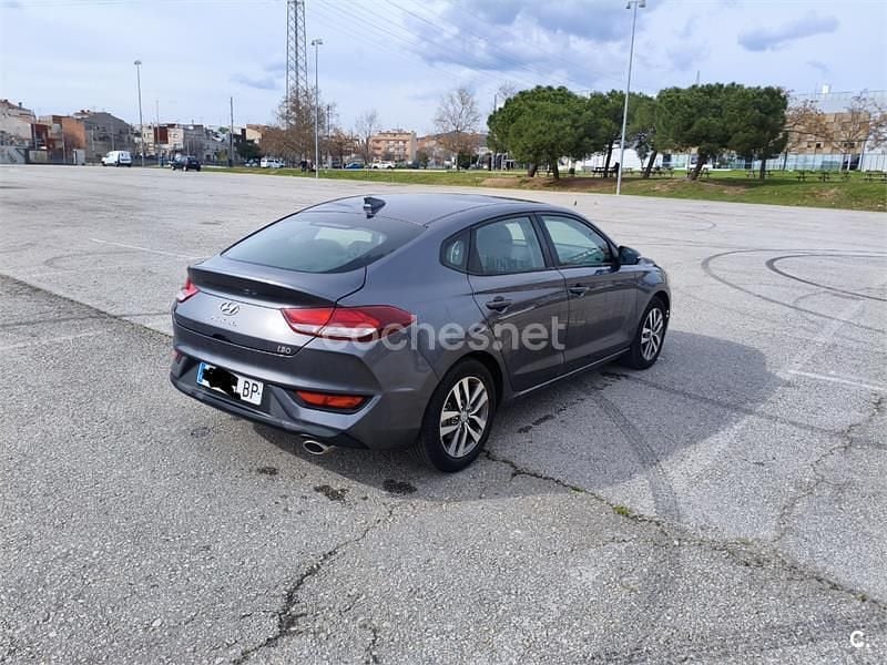 Usado Hyundai i30 120 CV (88 kW) 2019 Gris / plata Berlina