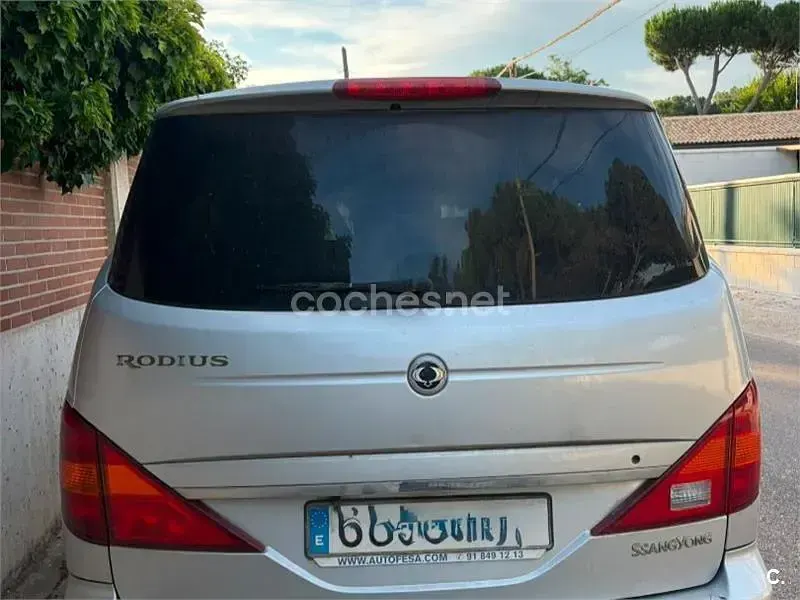 Usado SsangYong Rodius 165 CV (121 kW) 2012 Gris / plata Monovolumen