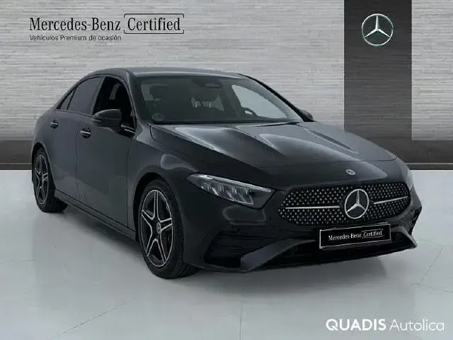 Usado Mercedes A180 136 CV (100 kW) 2025 Negro cosmos