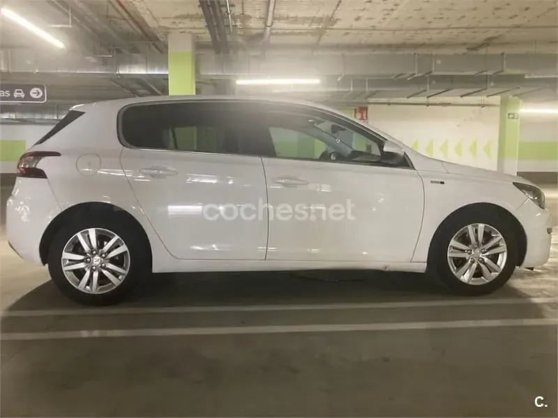 Usado Peugeot 308 Style 120 CV (88 kW) 2015 Blanco Berlina