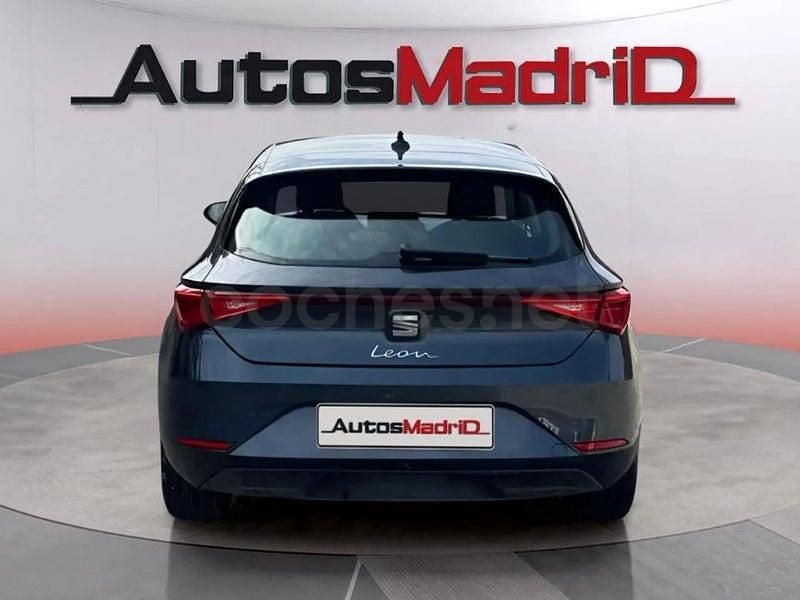 Usado Seat Leon Style 110 CV (80 kW) 2022 Gris / plata Berlina