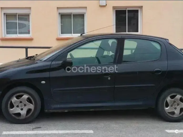 Usado Peugeot 206 70 CV (51 kW) 2003 Negro Berlina
