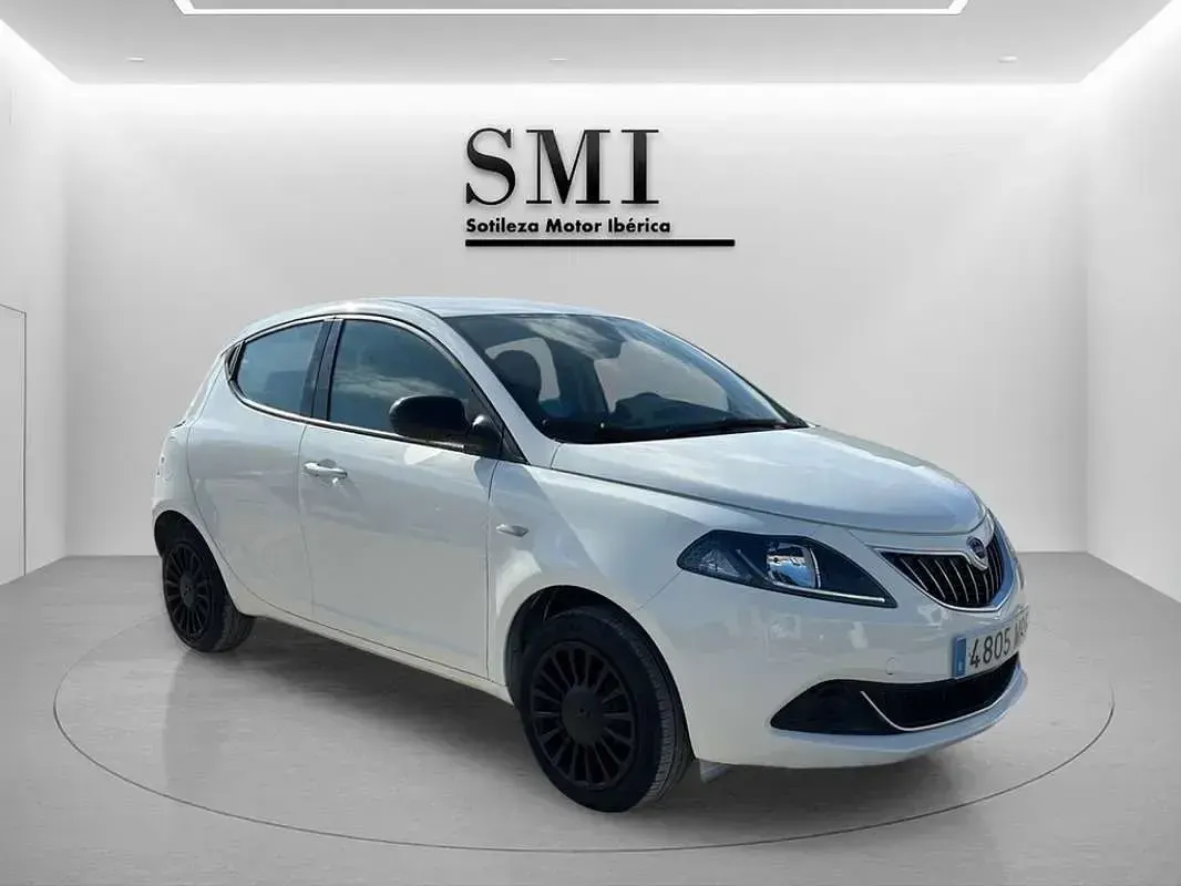 Usado Lancia Ypsilon Silver 69 CV (50 kW) 2022 Blanco Utilitario
