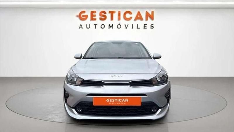 Usado Kia Rio 101 CV (74 kW) 2023 Plateado Berlina