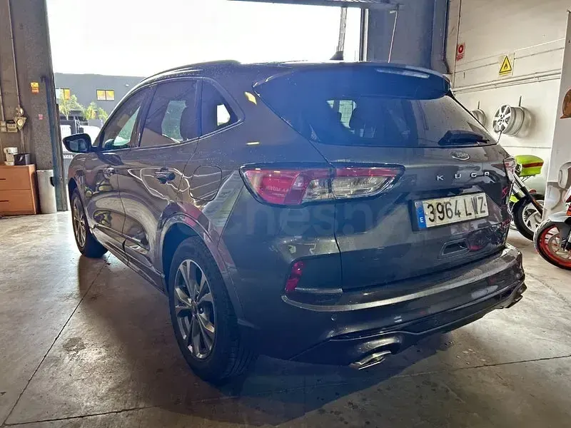 Usado Ford Kuga ST-Line 190 CV (139 kW) 2022 Gris / plata SUV