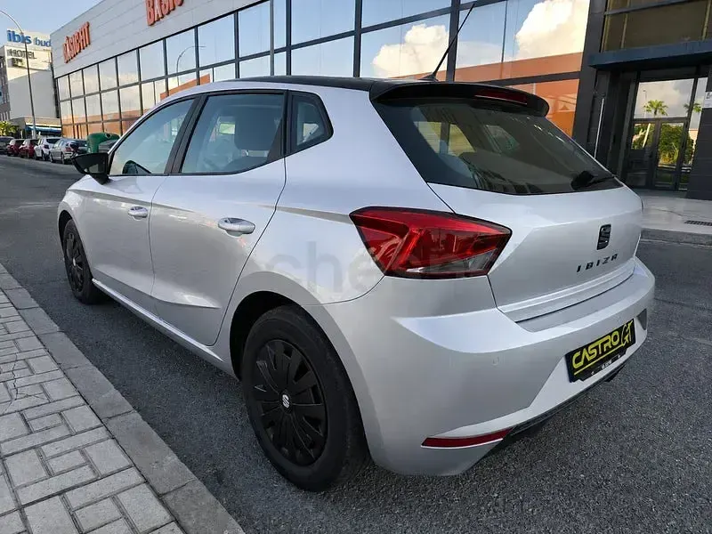 Usado Seat Ibiza Reference 80 CV (58 kW) 2021 Gris / plata Utilitario