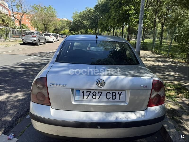 Usado VW Passat Edition 130 CV (95 kW) 2002 Gris / plata Berlina