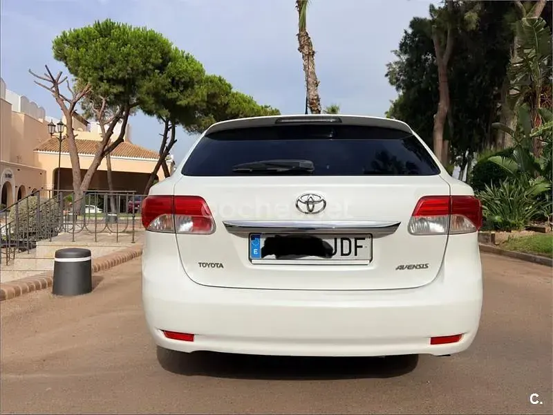 Usado Toyota Avensis Executive 150 CV (110 kW) 2015 Blanco Familiar