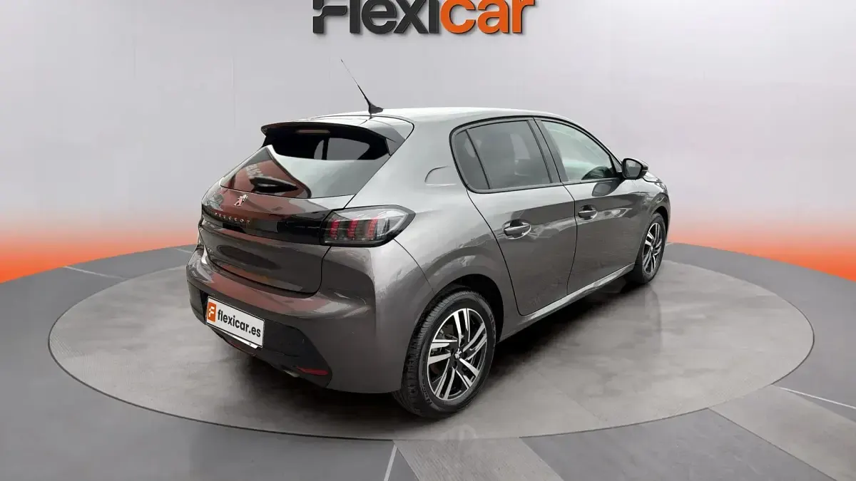 Usado Peugeot 208 Allure 101 CV (74 kW) 2023 Gris Utilitario