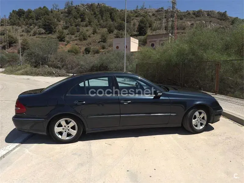 Usado Mercedes E270 Avantgarde 170 CV (125 kW) 2002 Negro Berlina