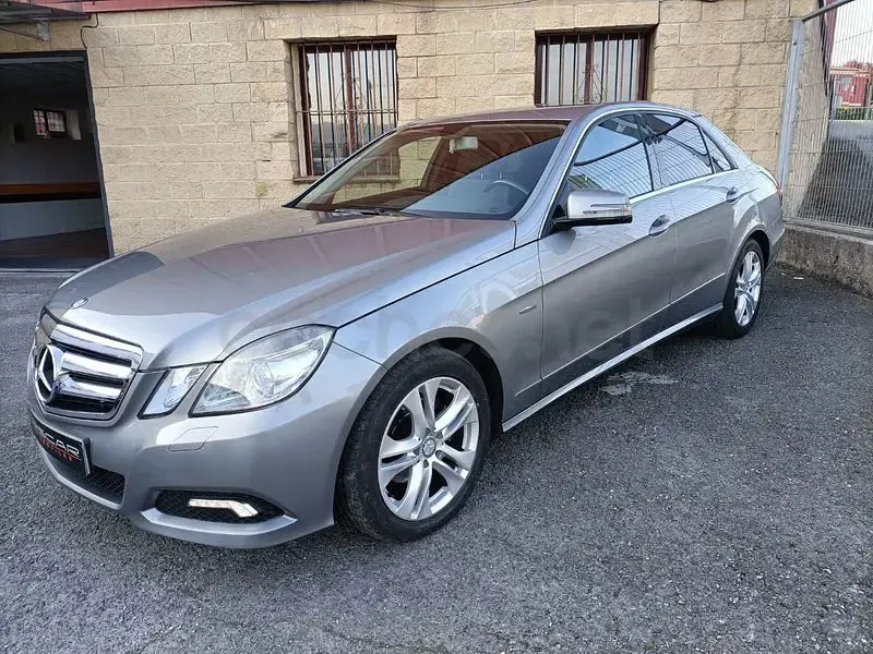 Usado Mercedes E220 Avantgarde 170 CV (125 kW) 2010 Gris / plata Berlina