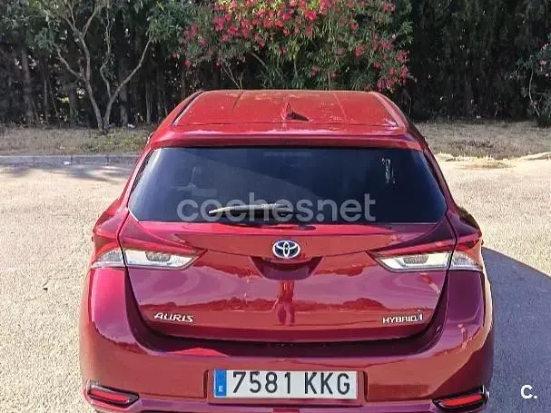 Usado Toyota Auris Hybrid 136 CV (100 kW) 2018 Granate Berlina