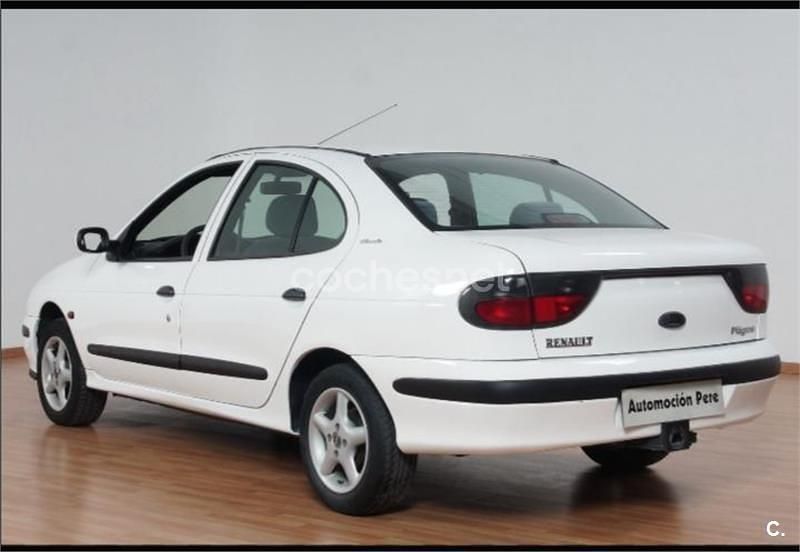 Usado Renault Mégane 65 CV (47 kW) 1997 Blanco Berlina