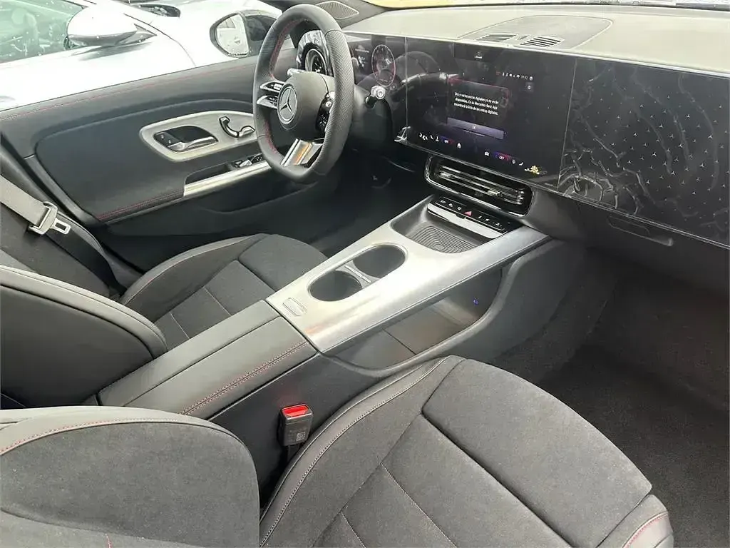 Usado Mercedes CLA180 136 CV (100 kW) 2026 Gris Berlina