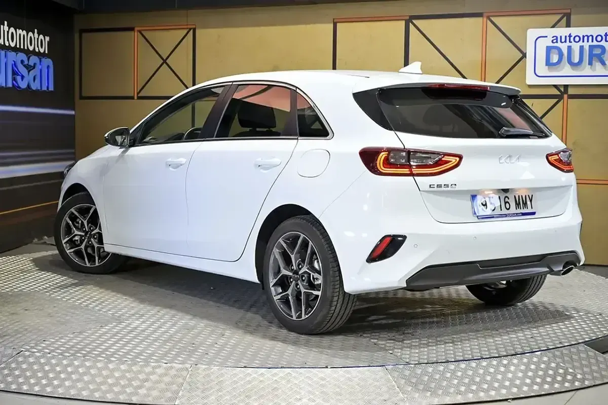 Usado Kia Ceed 100 CV (73 kW) 2024 Blanco Utilitario