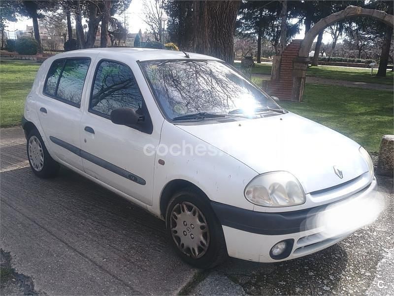 Usado Renault Clio II 60 CV (44 kW) 2001 Blanco Berlina