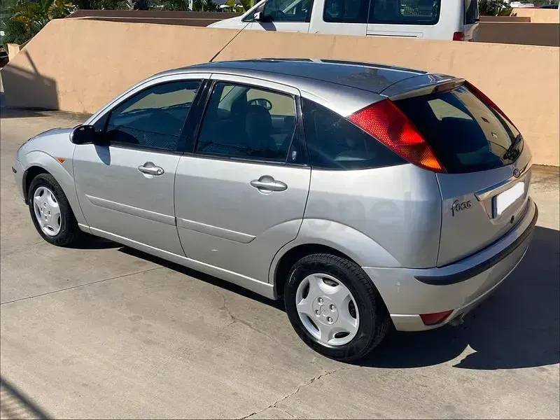 Usado Ford Focus Ghia 100 CV (73 kW) 2003 Gris / plata Berlina