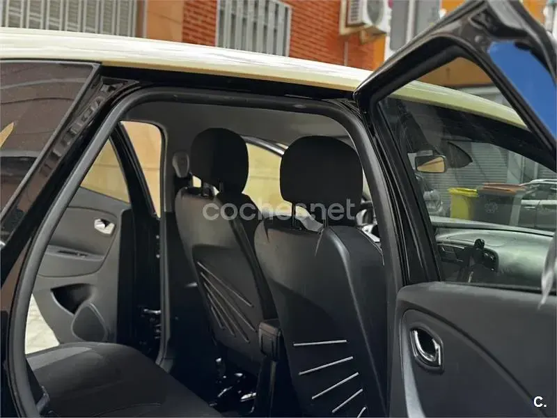Usado Renault Captur Intens 90 CV (66 kW) 2016 Negro SUV