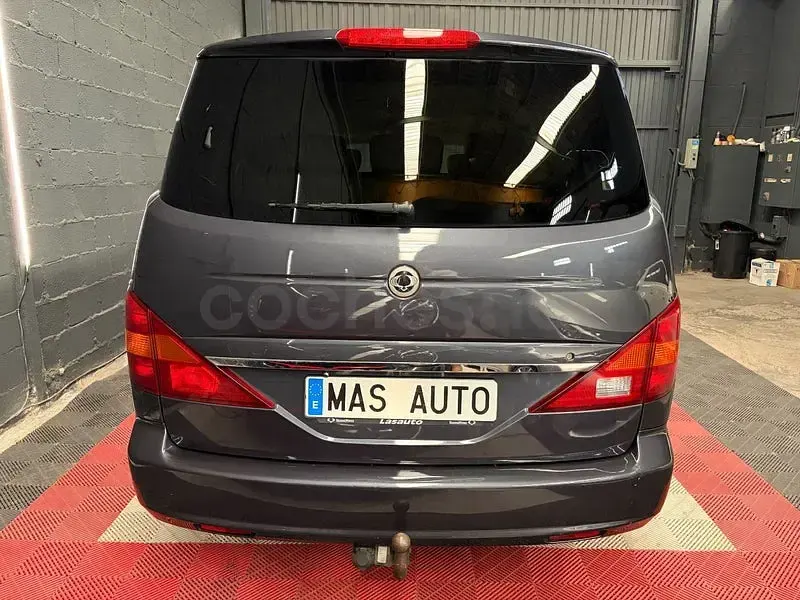 Usado SsangYong Rodius Limited 165 CV (121 kW) 2012 Gris / plata Monovolumen
