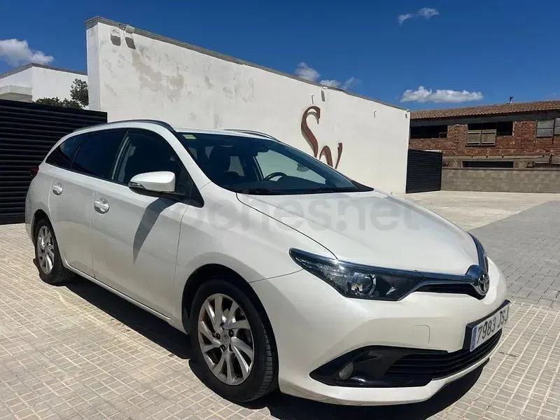 Usado Toyota Auris Active 112 CV (82 kW) 2016 Blanco Familiar