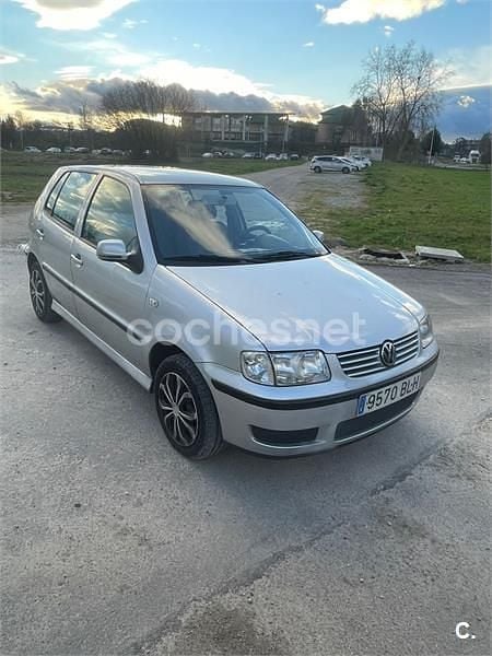 Gris / plata Usado 2001 VW Polo Trendline Berlina | 2390 € (Precio justo) - Imagen 1/3