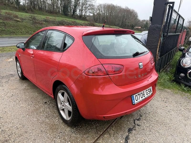 Usado Seat Leon Reference 105 CV (77 kW) 2010 Rojo Utilitario