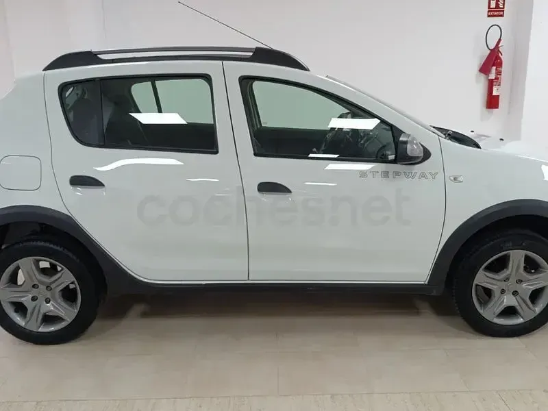 Usado Dacia Sandero Comfort 90 CV (66 kW) 2020 Blanco Berlina