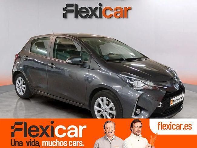 Usado Toyota Yaris Hybrid Active 100 CV (73 kW) 2019 Gris Berlina
