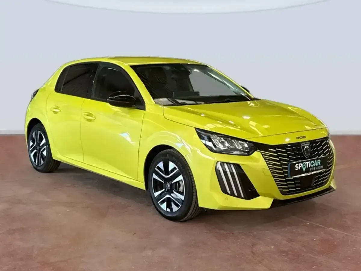 Usado Peugeot 208 Allure 100 CV (73 kW) 2024 Amarillo Utilitario