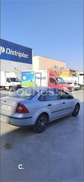 Usado Ford Focus Trend 100 CV (73 kW) 2005 Gris / plata Berlina