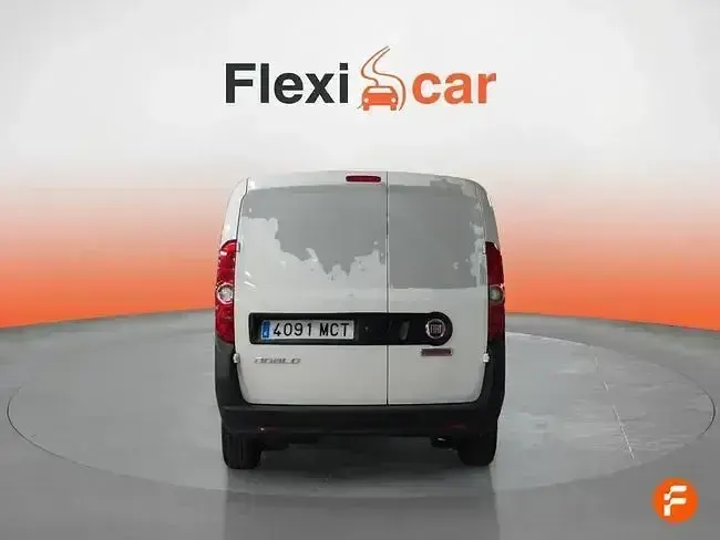 Usado Fiat Doblò Feel 105 CV (77 kW) 2022 Blanco Monovolumen