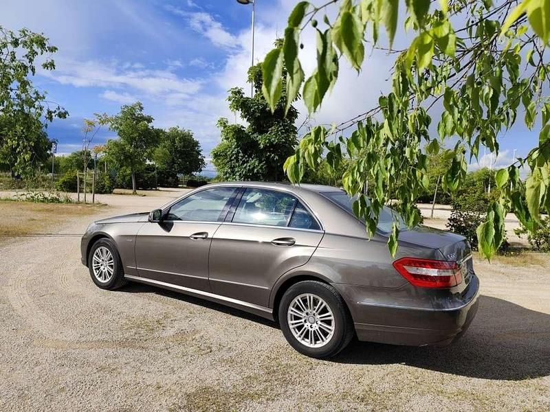Usado Mercedes E220 Elegance 170 CV (125 kW) 2010 Beige Berlina