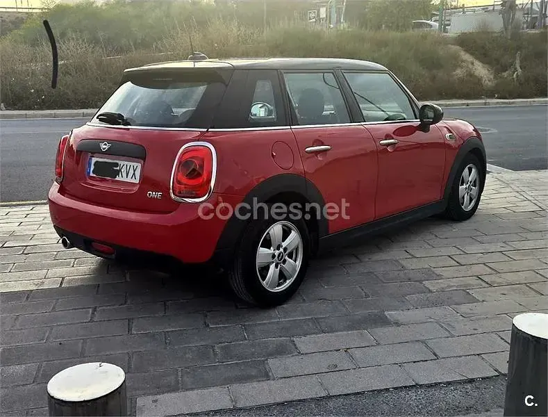 Usado Mini ONE 102 CV (75 kW) 2019 Rojo Utilitario