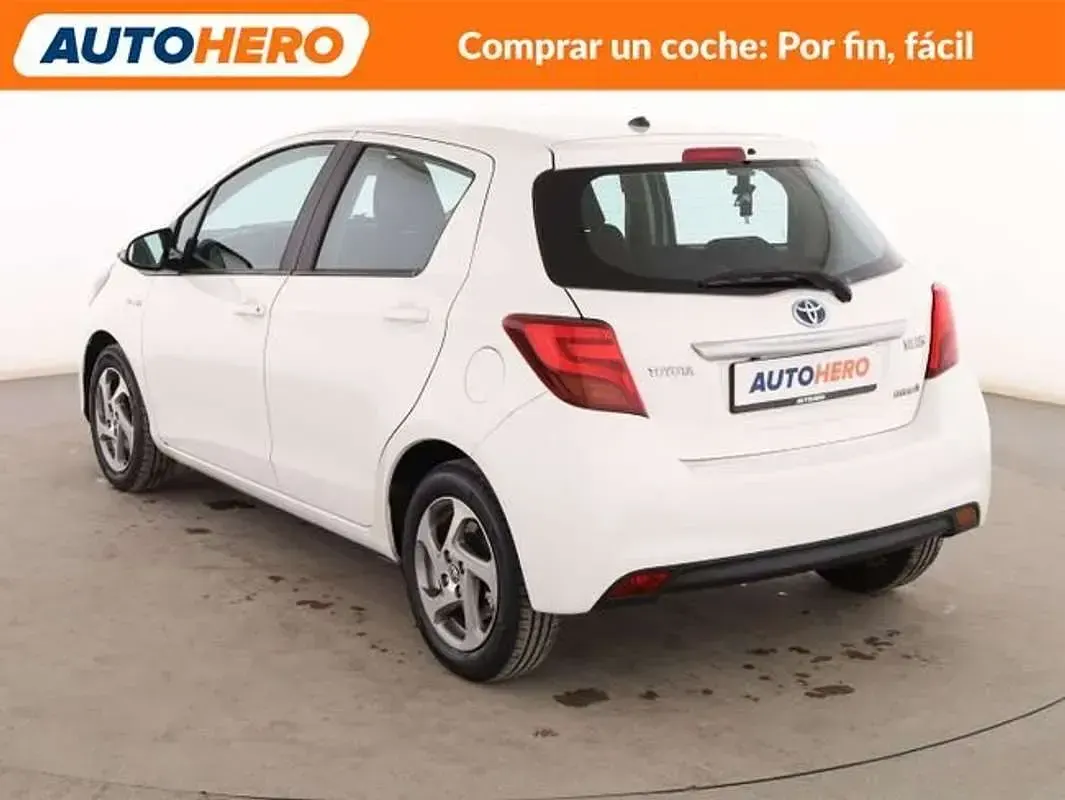 Usado Toyota Yaris Hybrid Active 99 CV (72 kW) 2016 Blanco Utilitario