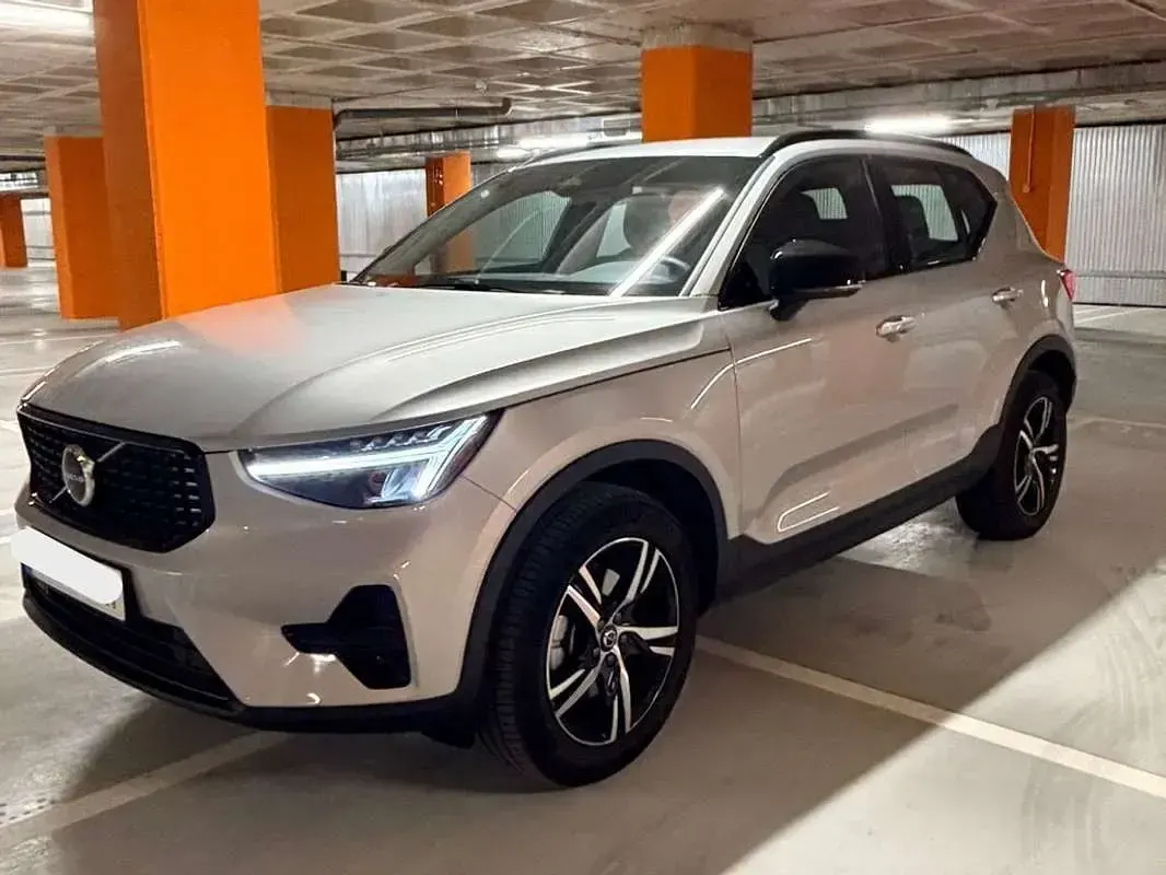 Usado Volvo XC40 Plus 162 CV (119 kW) 2025 Gris SUV