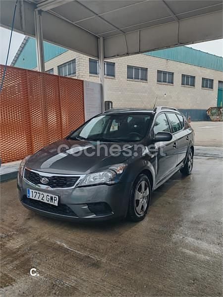 Usado Kia Ceed 90 CV (66 kW) 2010 Gris / plata Utilitario