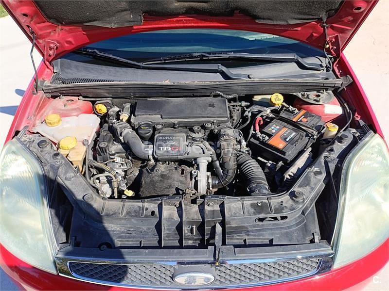Usado Ford Fiesta Ghia 68 CV (50 kW) 2004 Rojo Utilitario