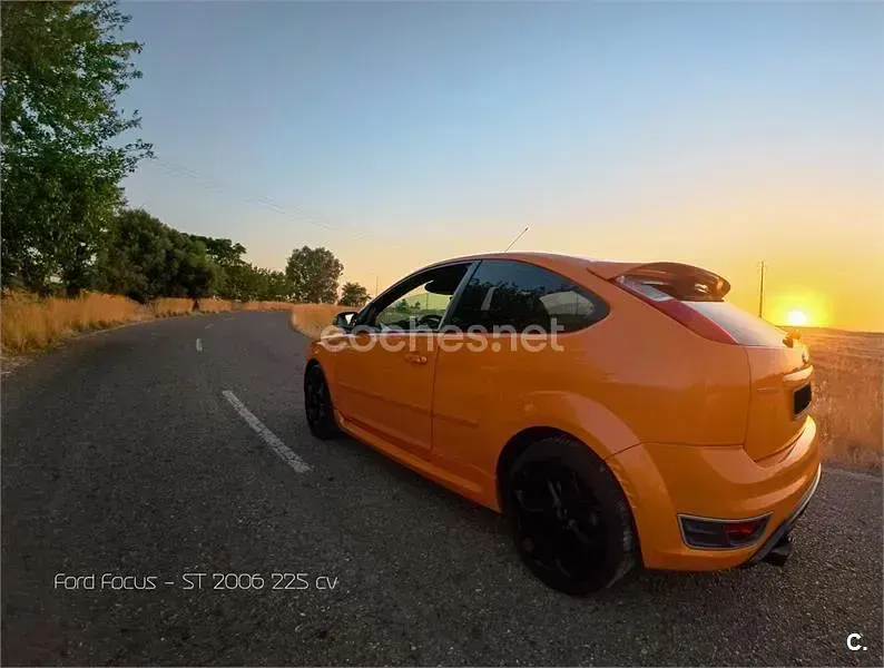 Usado Ford Focus ST 225 CV (165 kW) 2006 Naranja Berlina