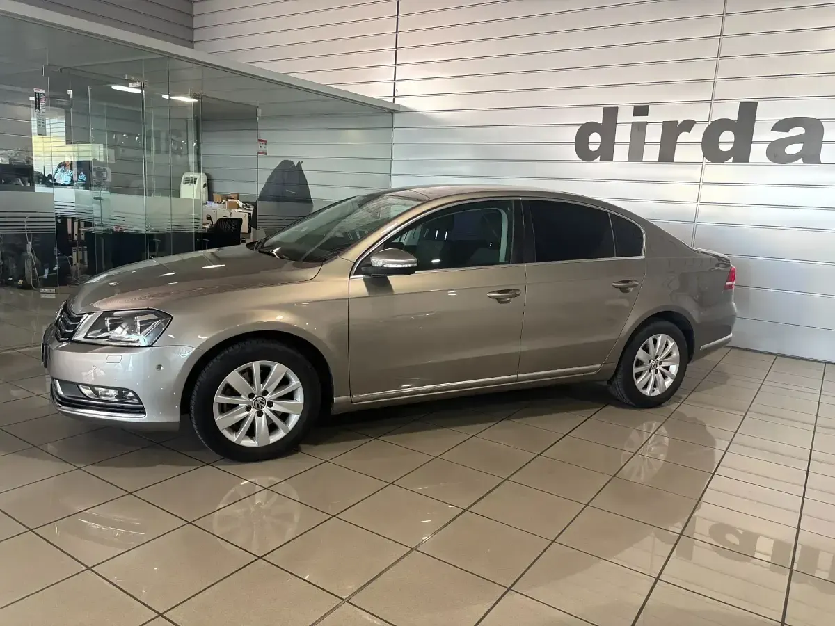 Usado VW Passat Edition 140 CV (102 kW) 2012 Gris / plata Berlina