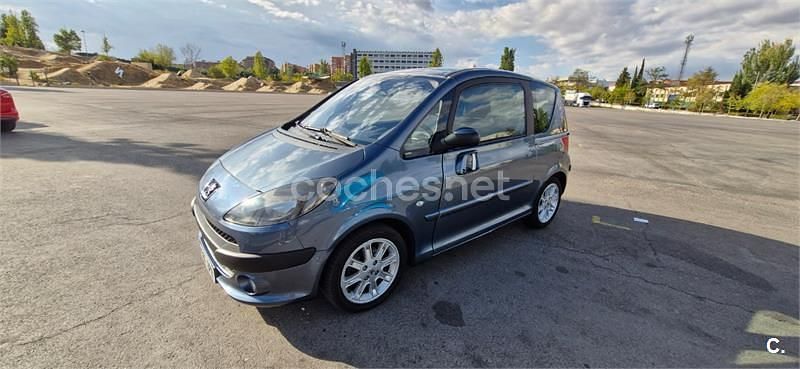 Usado Peugeot 1007 70 CV (51 kW) 2005 Gris / plata Monovolumen