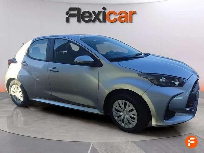 Usado Toyota Yaris Hybrid Business Edition 116 CV (85 kW) 2025 Gris Utilitario