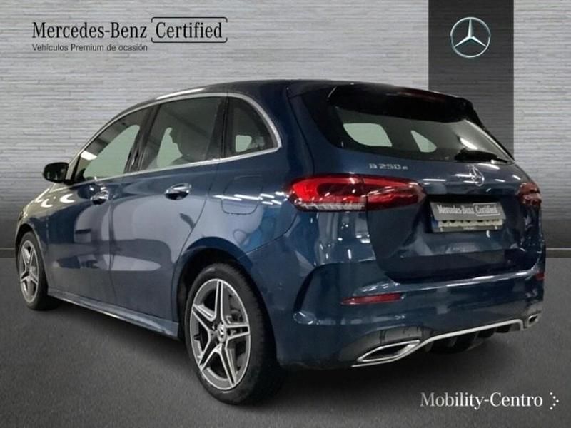 Usado Mercedes B250 AMG line 160 CV (117 kW) 2021 Denim blue  metallic paint Monovolumen