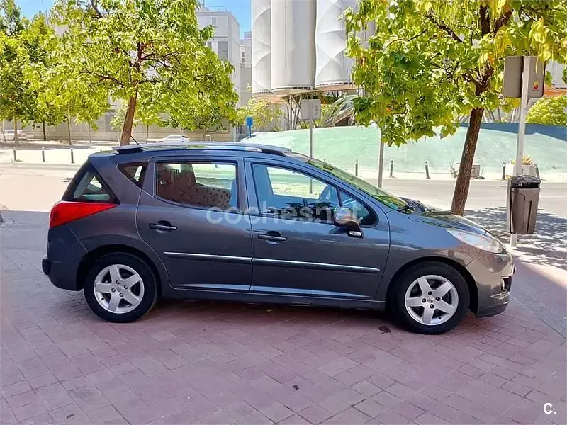 Usado Peugeot 207 Active 95 CV (69 kW) 2013 Gris / plata Familiar