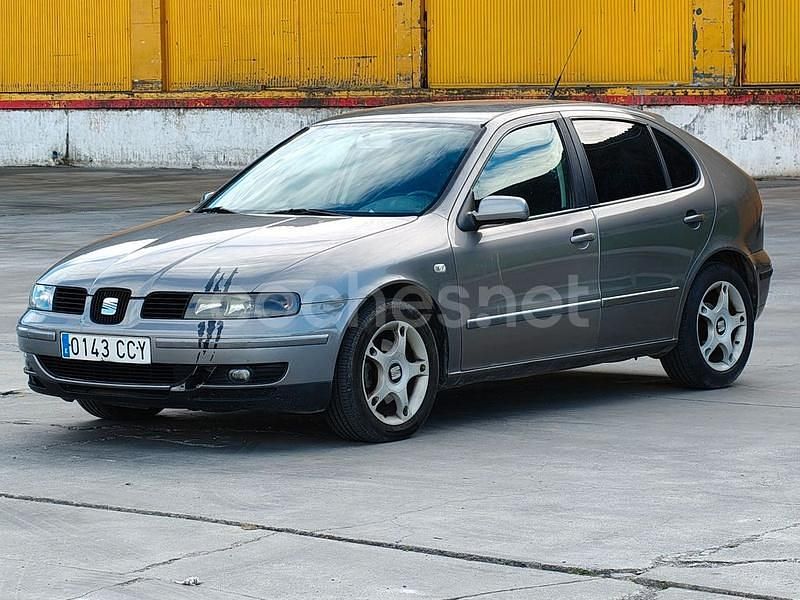 Usado Seat Leon Sport 110 CV (80 kW) 2004 Marrón Berlina